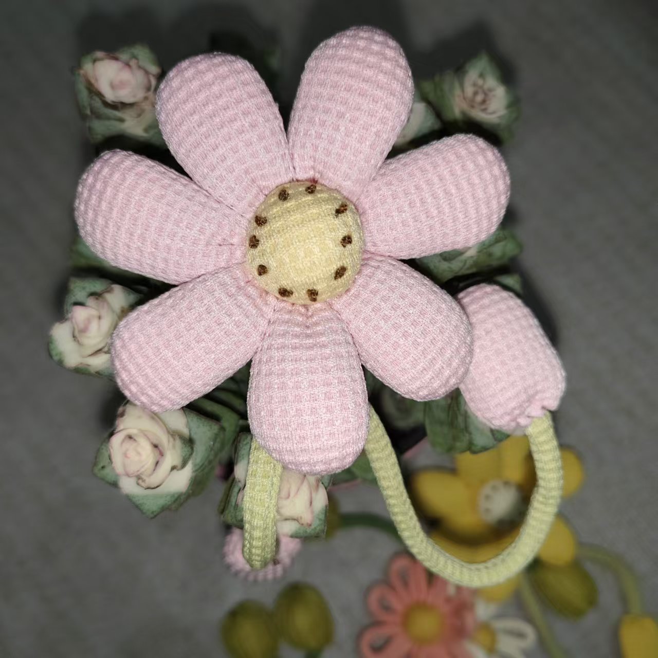 Picture of Sunflower Pendant, Knitted Baby Ornament, Yarn Woven Chrysanthemum Flower Keychain Accessory, Creative Handmade Car Key