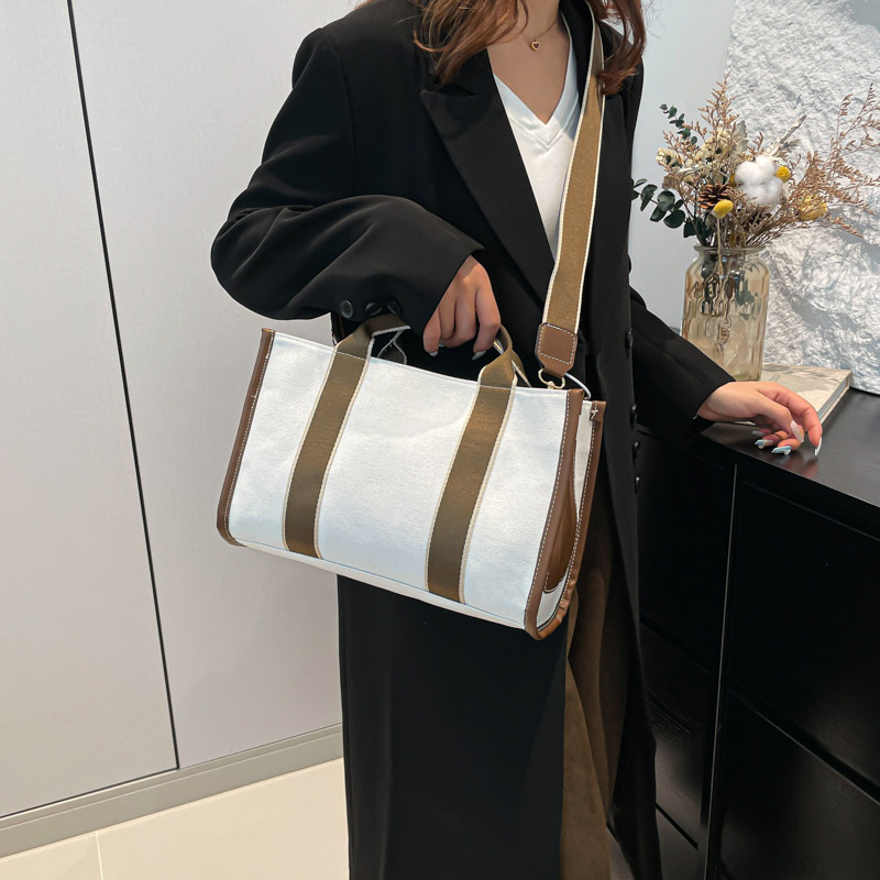 Picture of Niche Design Korean Style Large Capacity Handbag Women's 2024 Winter New Fashion Commuter Shoulder Crossbody Tote Bag