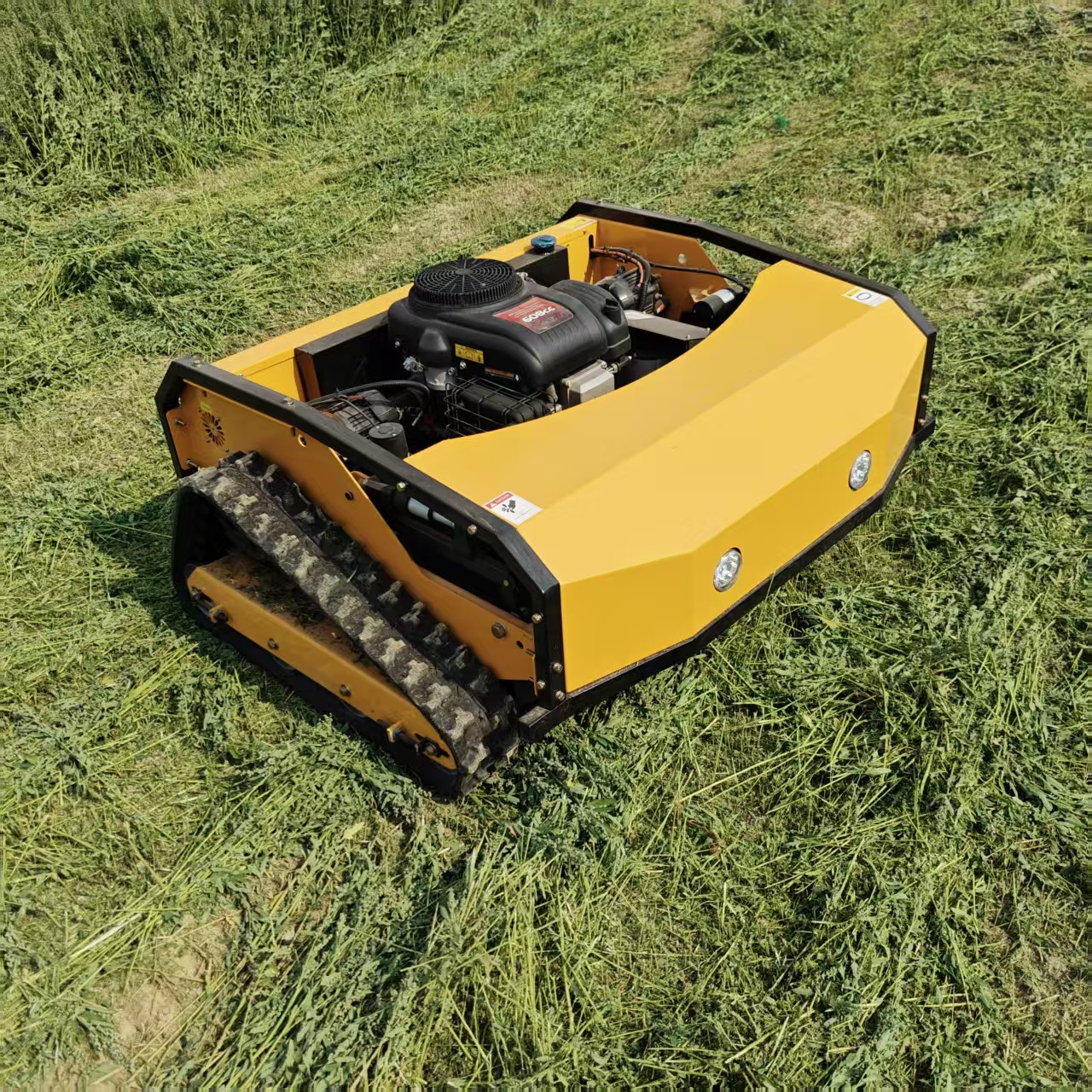 New Crawler Remote Control Lawn Mower 1100 Cutting Radius Four-Stroke Intelligent Lawn Mower Municipal Lawn Trimmer
