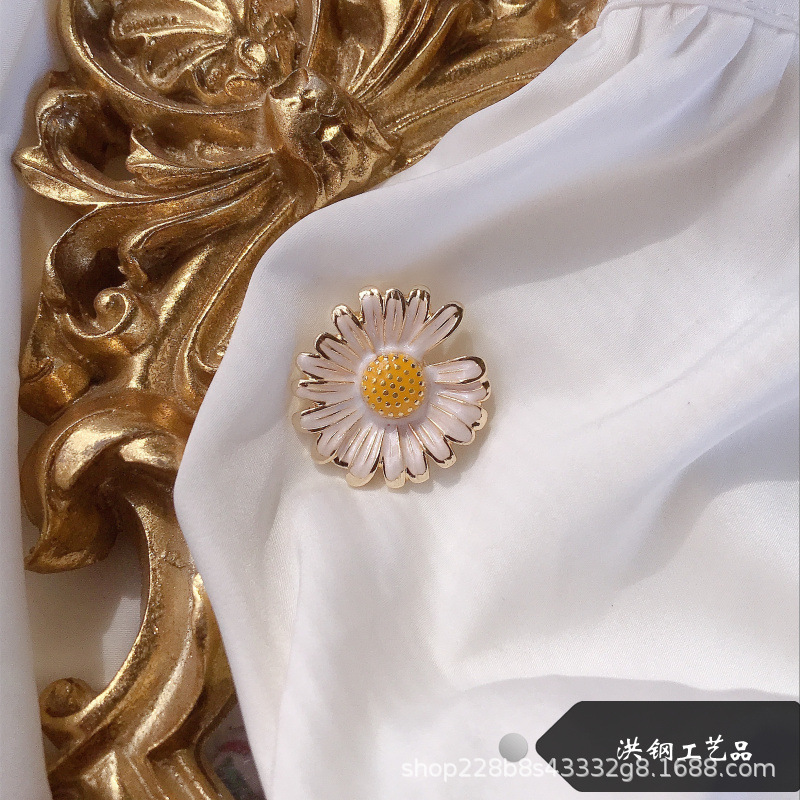 Picture of Hong Gang Crafts Jewelry Wholesale Korean Daisy Brooch Exquisite Joker Cute Plant Sweet Girl Student