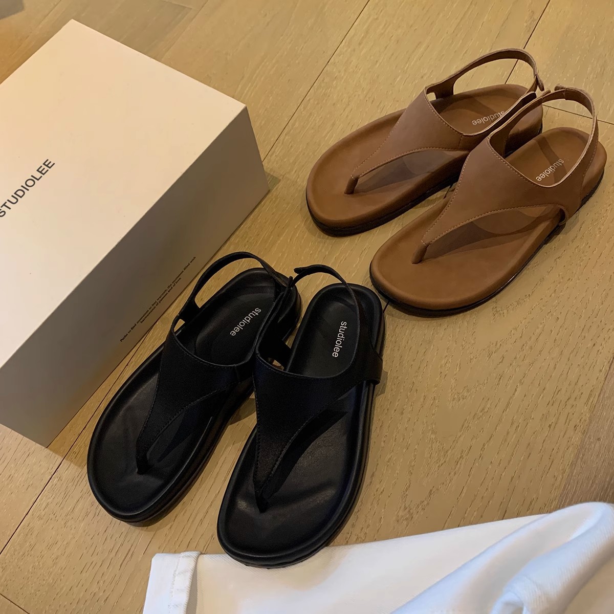 Grape Mom's Same Style 2025 Normcore Herringbone Retro Thong Vacation Flats Bottom Niche Roman Style Sandals for Women