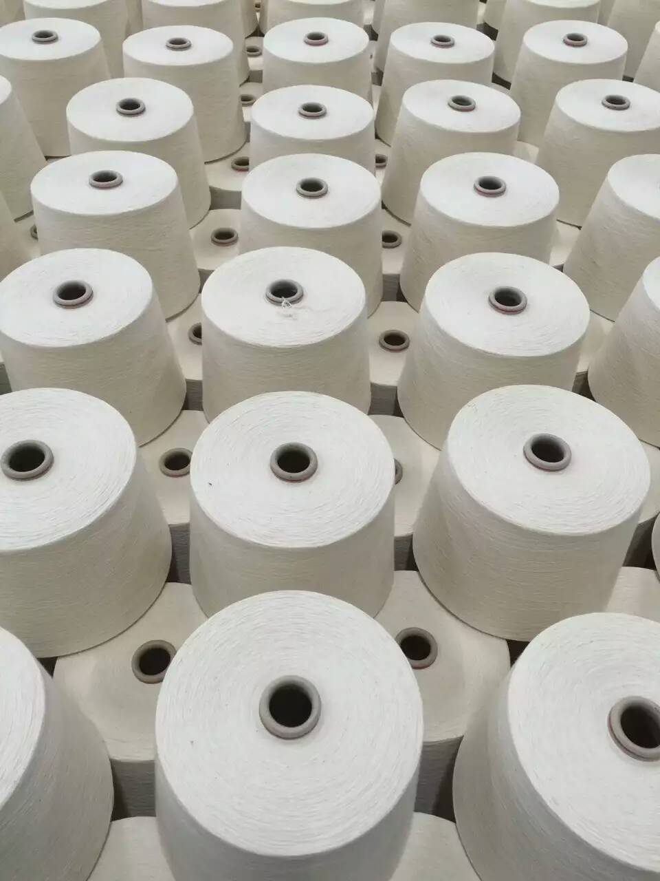 Origin and Supply: In-Stock, Unchanged Batch Number T75/C25 32S Knitted and Woven Universal Dahuai Yarn Dyed Polyester-Cotton Yarn