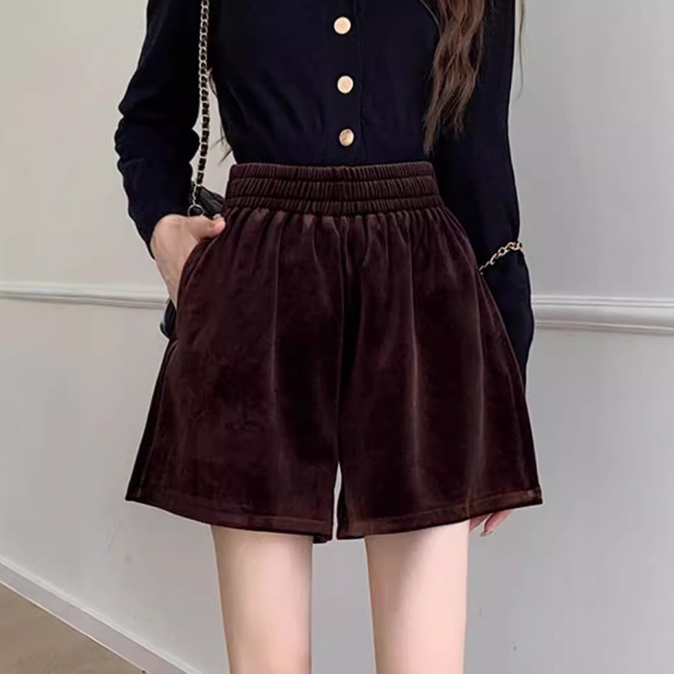 Golden Velvet Shorts Women's Winter Outer Wear 2024 New Autumn Black European Casual Loose Tight Waist A- Shoe Pants