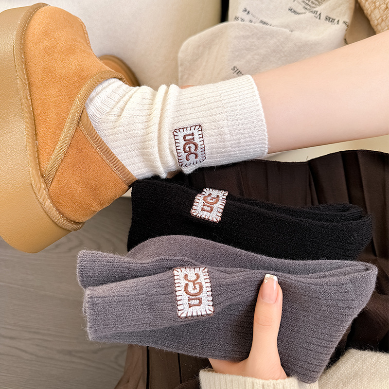 24 autumn and winter new wool thick line socks women's English cloth standard tube socks thickened warm UGC white pile socks