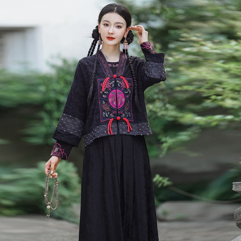 Autumn 2024 New Women's National Style Embroidered V-Neck Nine-Sleeve Short Stitching Contrast Color Loose Jacket