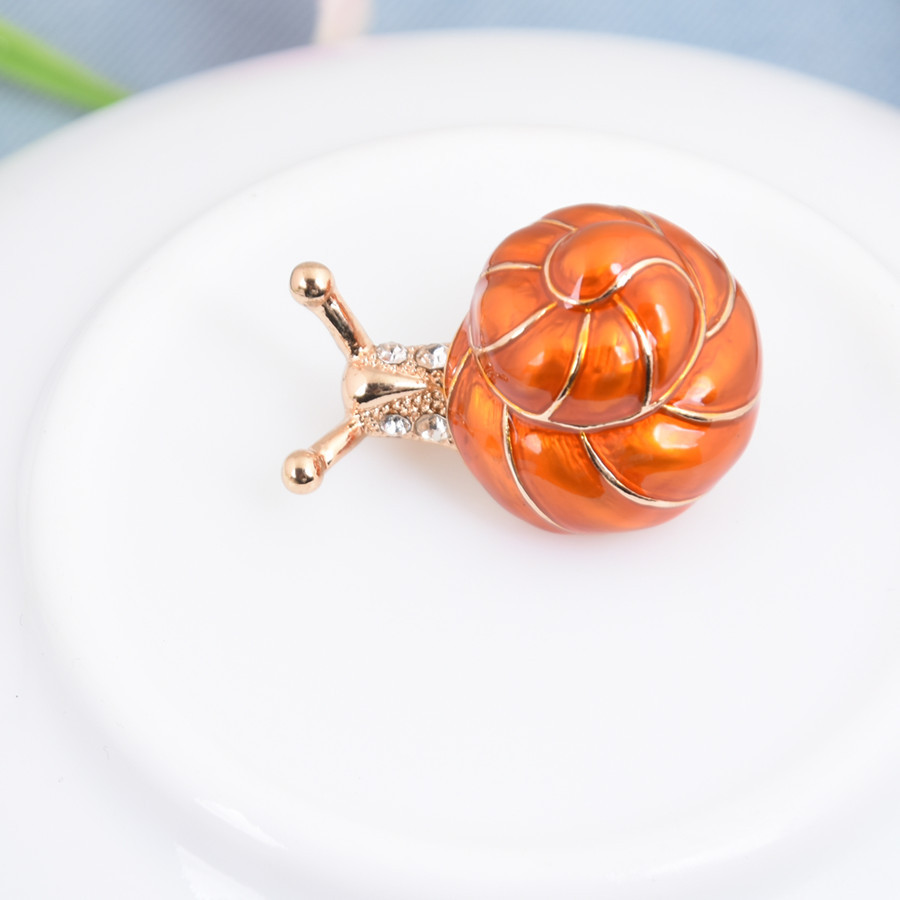 Picture of Simple and Fresh Marine Girl's Small Snail Conch Oil Drop Brooch Couple's Brooch Hat Decorative Anti-Light Buckle