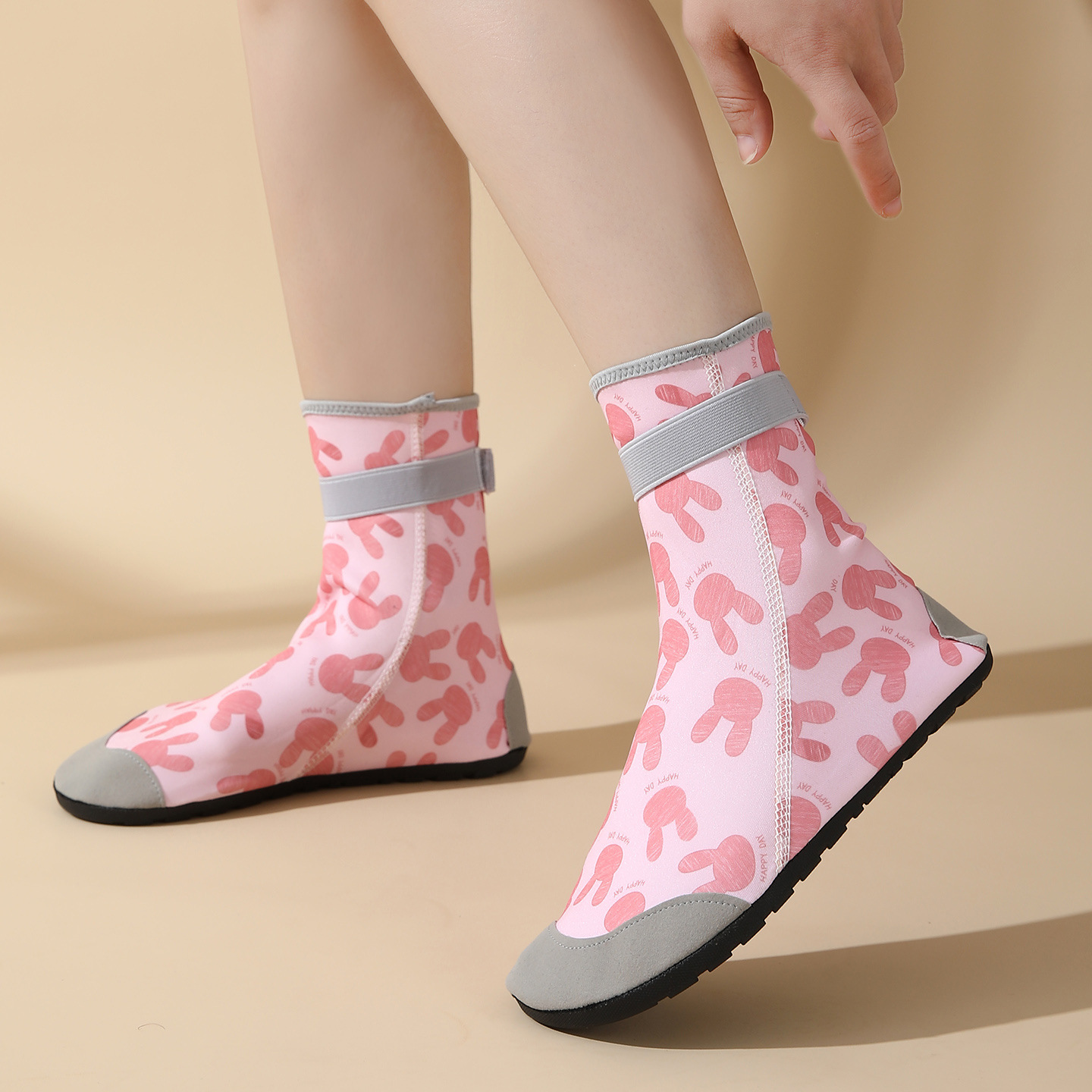 Picture of High-Top Kidsren's Beach Shoes, Adult Non-Slip and Anti-Cut Diving Shoes, Snorkeling Shoes, Swimming and Wading Baby Beach Socks