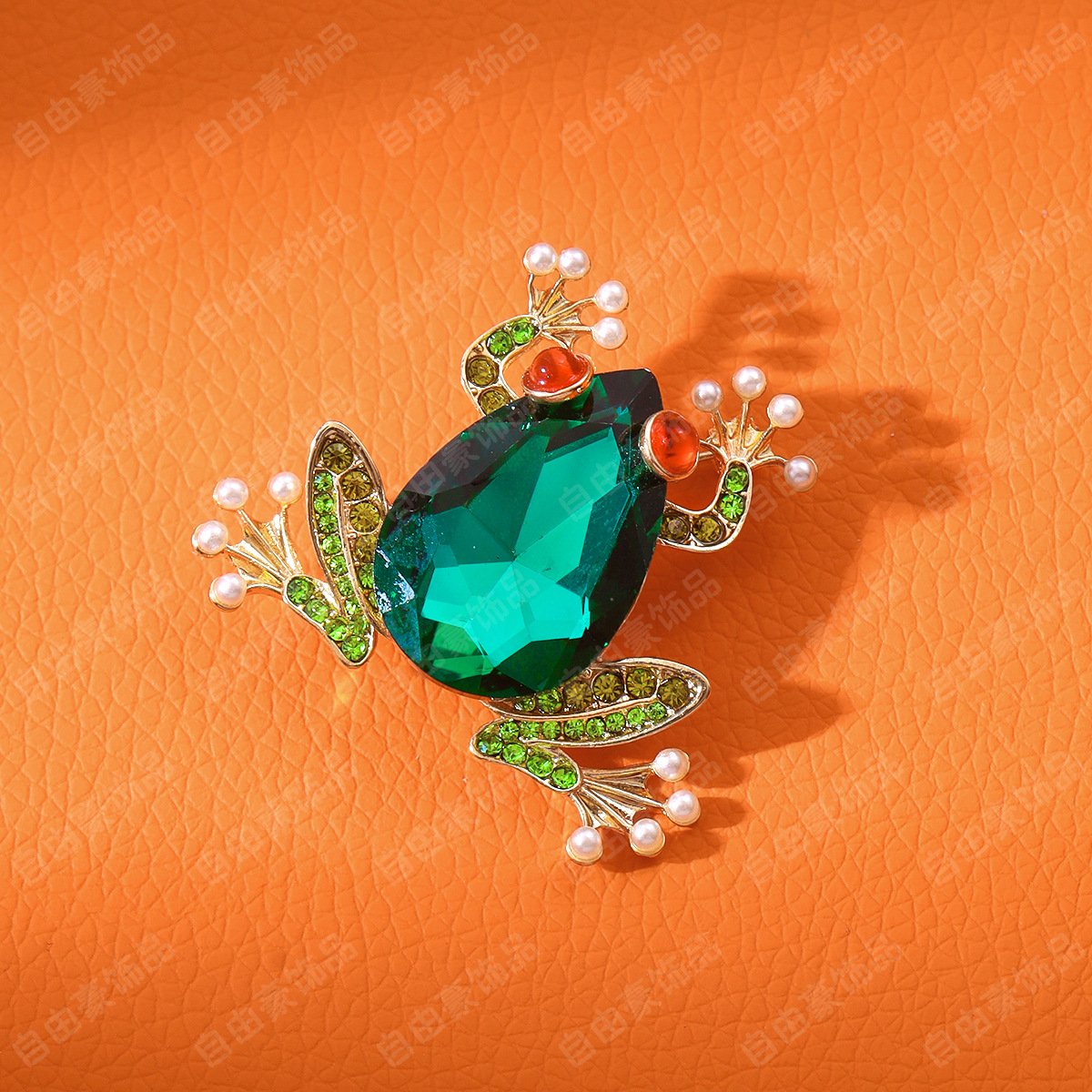 Picture of 2025 New Japanese and Korean Style Cartoon Diamond-encrusted Green Frog Animal Pin All-match Distinctive Cardigan Accessories Corsage