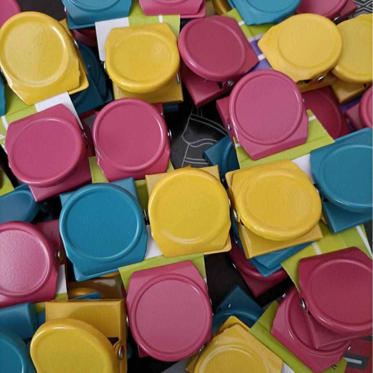 Office supplies multi-color creative magnetic clip size 35*30*23 price concessions wholesale volume spot supply
