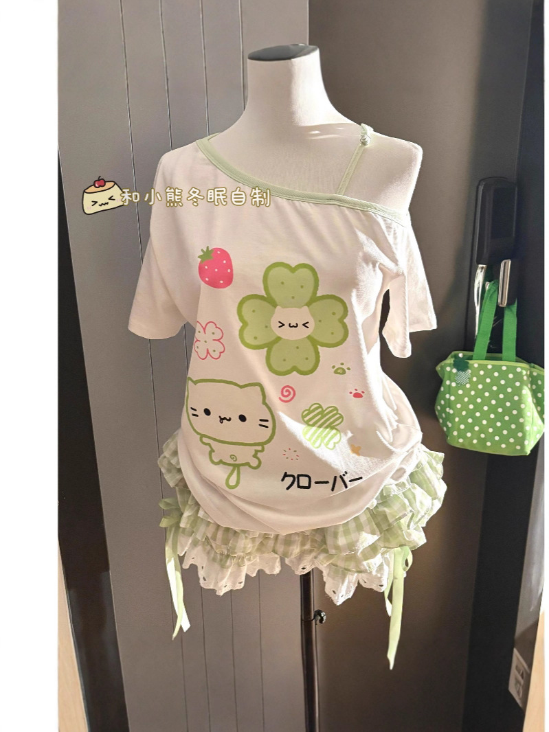 Sweet and cute Japanese-style four-leaf clover off-shoulder short-sleeve T-shirt for women, summer cute color-blocking, fresh slimming top