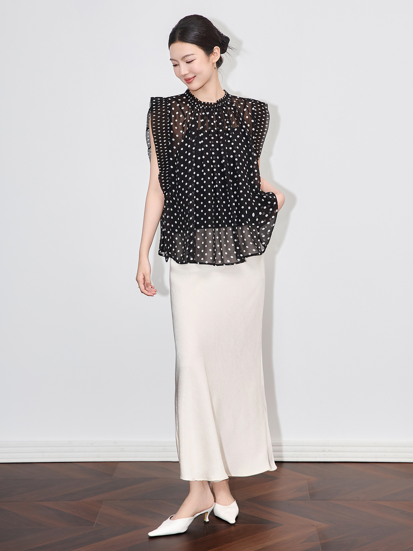 Picture of 2509109-Nanyou High-Quality Exquisite and Elegant French Polka Dot Printed Loose Sleeveless Top with Suspenders for Women New Style