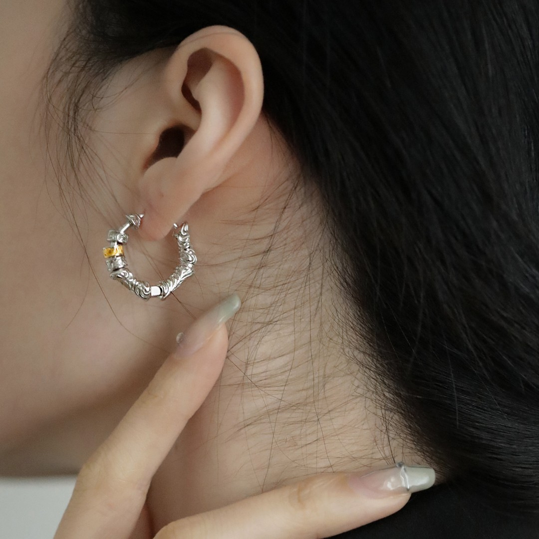 Gold and silver color matching Tang Cao pattern road pass ear buckle earrings heavy industry niche design sense high-end fashion personality cold style