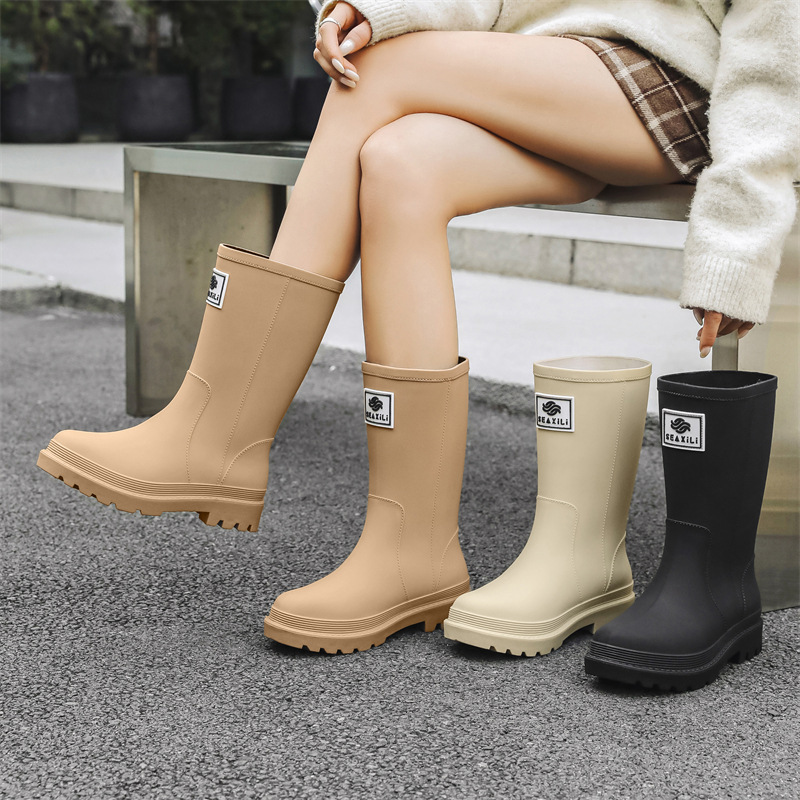 Korean cross-border 2025 mid-barrel rain shoes women's non-slip water shoes outwear fashion water boots rain boots fleece-lined work rubber shoes