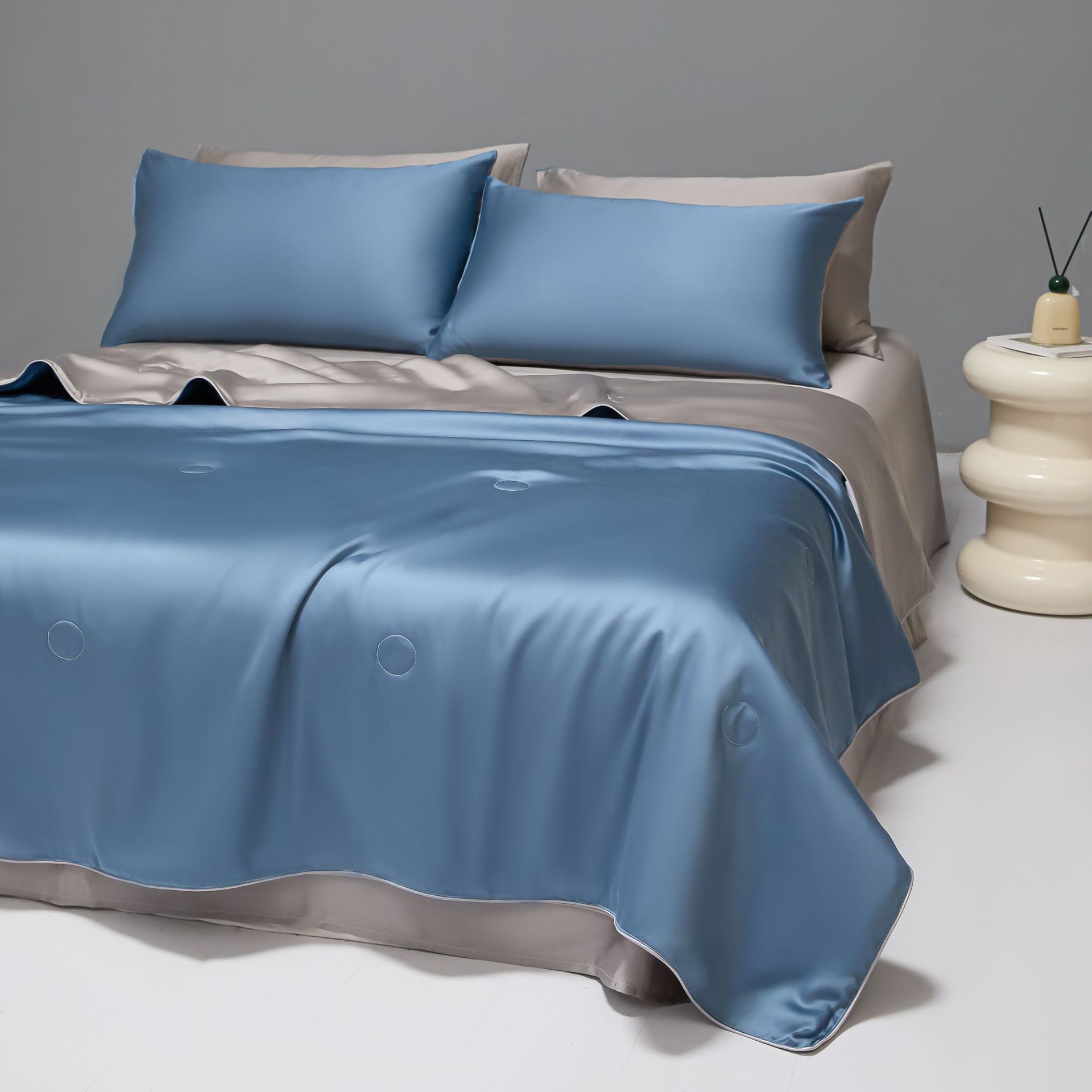 Picture of Class A cool feeling ice silk air conditioning quilt summer cool quilt four-piece summer single silk summer thin quilt machine washable