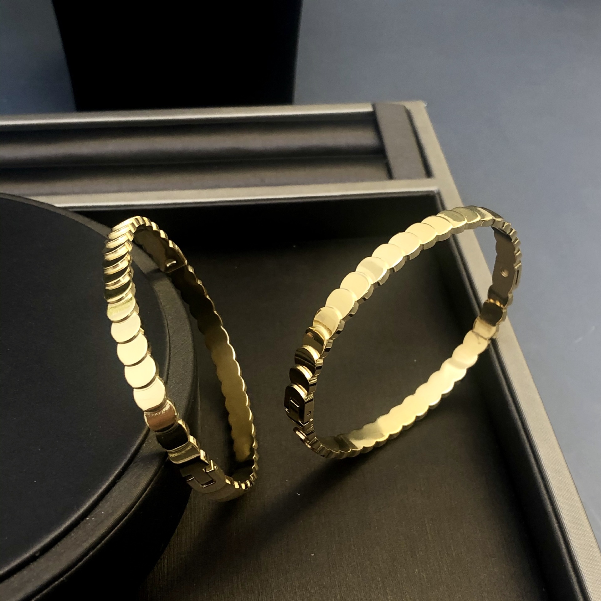 New Fish Scale Carving Bracelet Advanced Geometric Bracelet Women's Light Luxury Fashion Bracelet All-match Buckle Bracelet