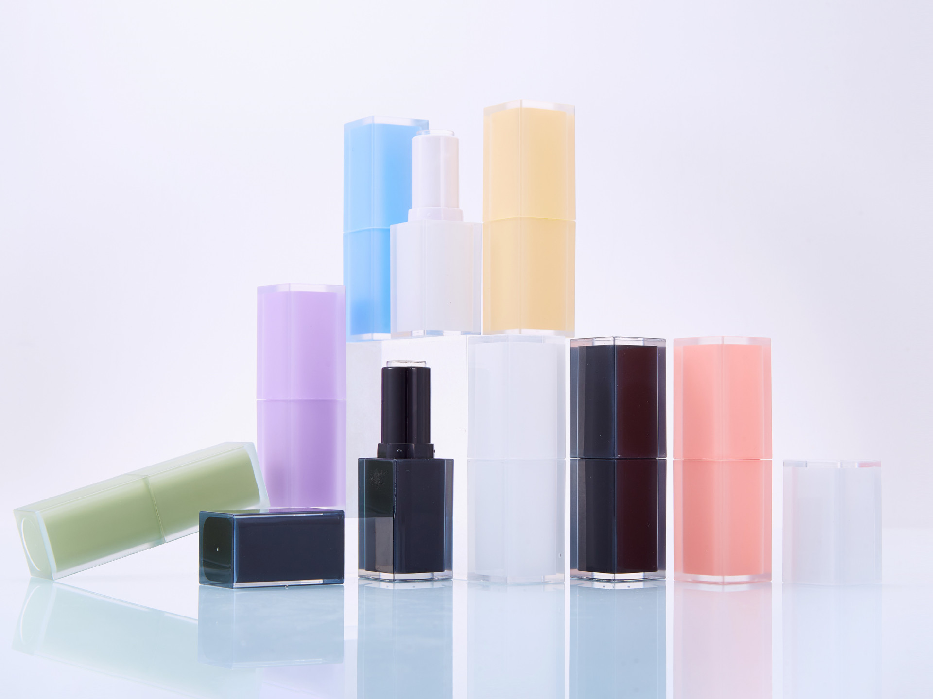 Spot supply of new square inside spray process lipstick tube air tube packaging material multi-color Square lipstick shell can be scaled