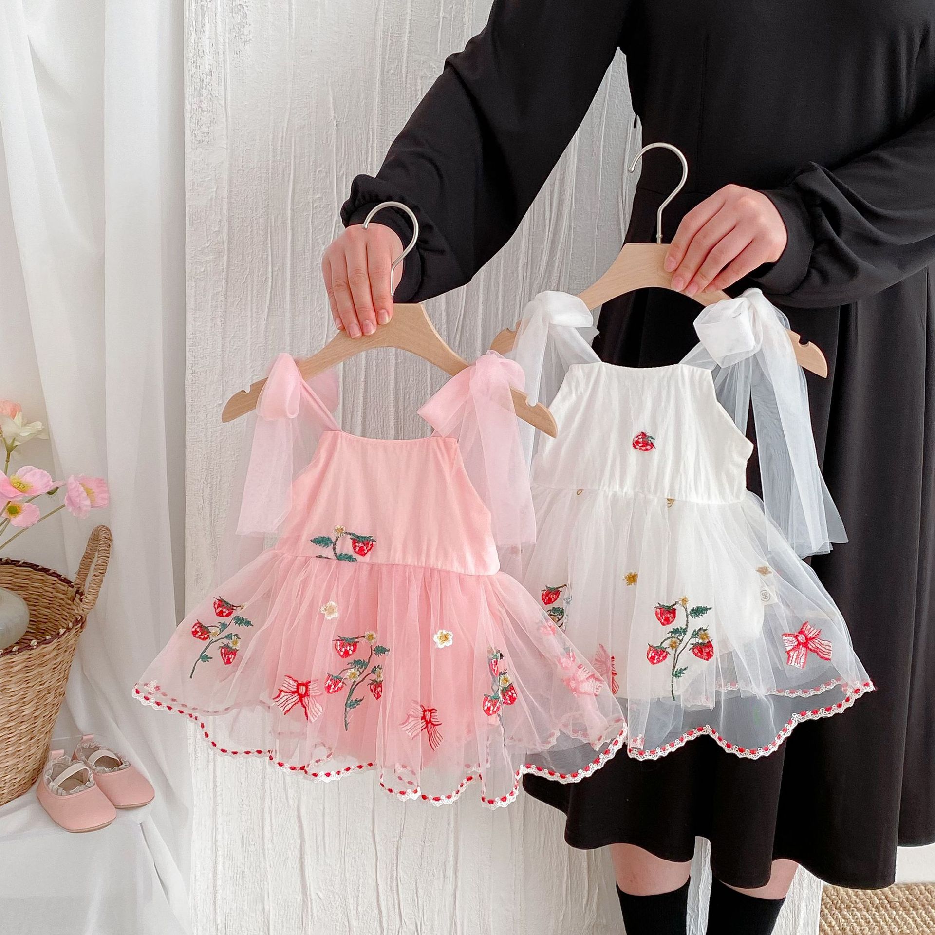 2025 summer baby girl sleeveless bag fart ha clothes ins baby mesh princess skirt newborn 100 days photo dress