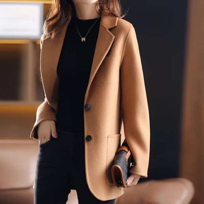 Picture of 2025 New Autumn and Winter Short Woolen Coat for Women, Solid Color Thickened Mid-Length Suit Collar Coat for Women Wholesale