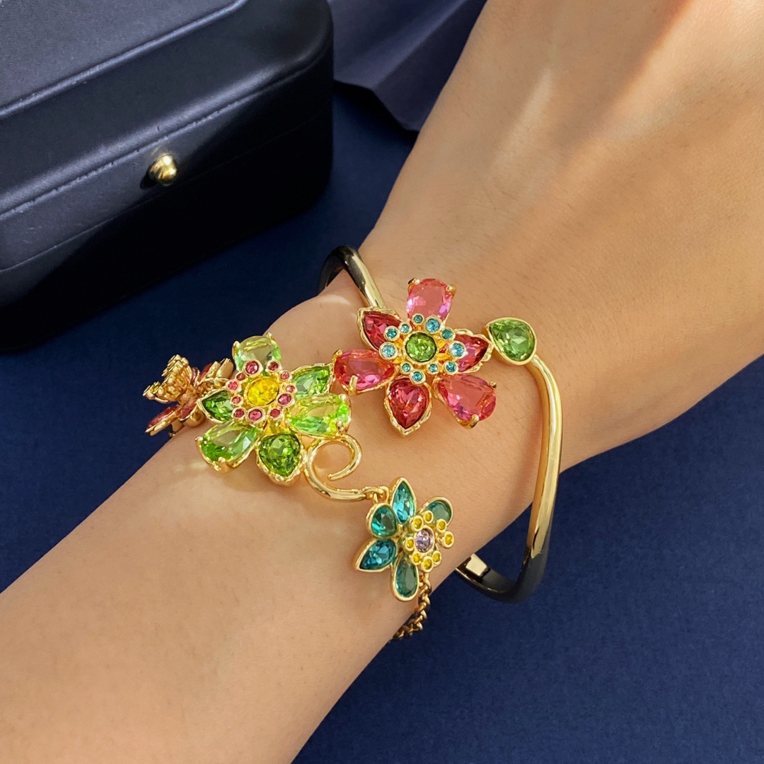 The Stereo Colored Diamond Flower Bracelet Hides the Colorful Diamond Candies That She Can’T Express