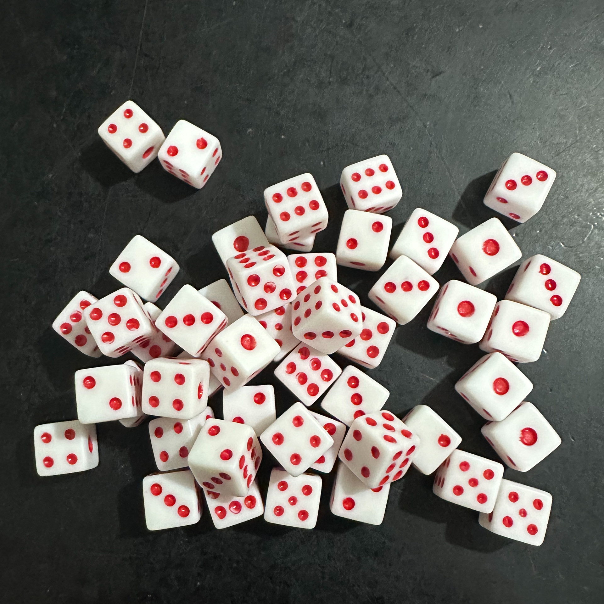 Picture of Yiwu Dege leisure and entertainment supplies direct 8mm new color and 8mm white ordinary color dice