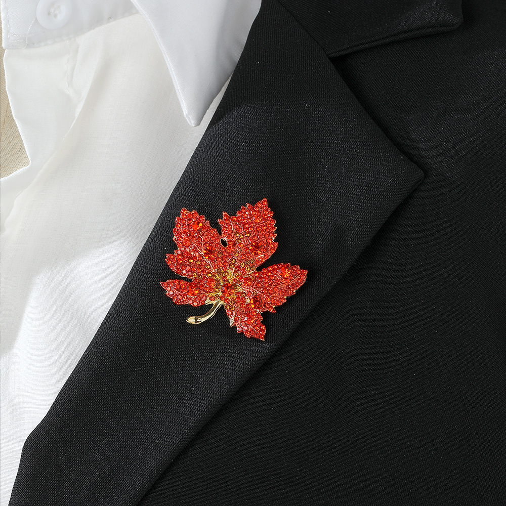 Cross-border European and American diamond-encrusted gradient red maple leaf brooch vintage design exquisite fashion coat suit pin