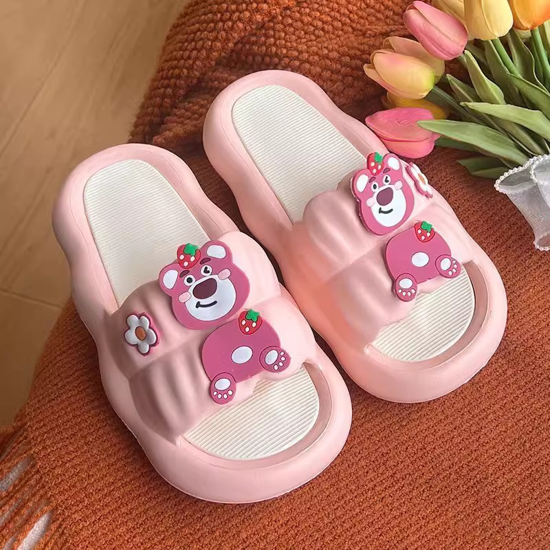 Picture of Strawberry Bear Slippers Women's 2024 New Summer Outerwear Couple Ins Shit-Feeling Home Indoor Sandals Deodorant