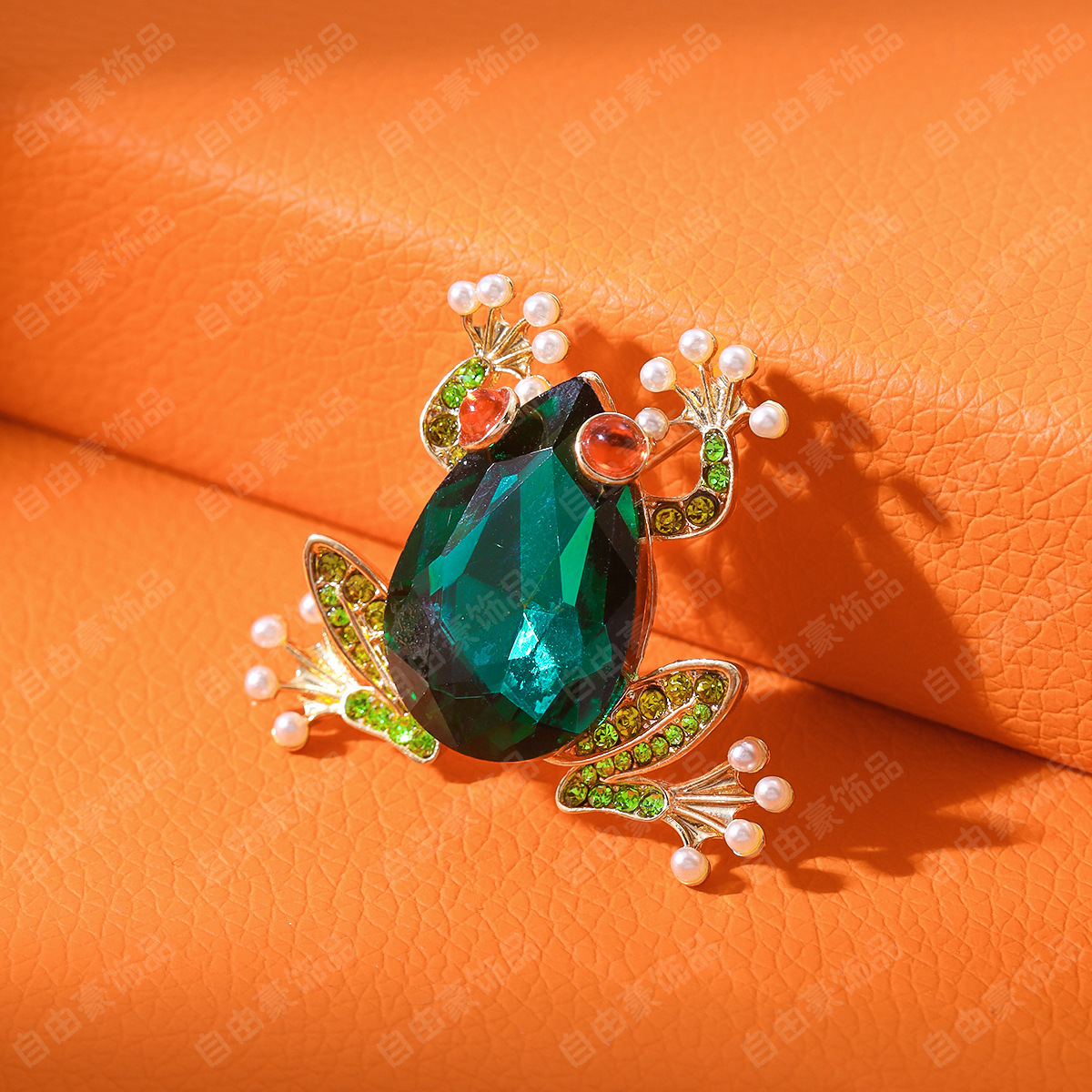 Picture of 2025 New Japanese and Korean Style Cartoon Diamond-encrusted Green Frog Animal Pin All-match Distinctive Cardigan Accessories Corsage
