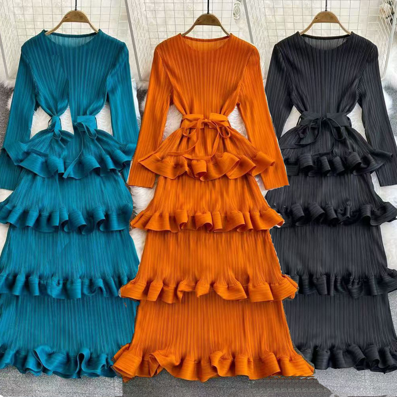 French-Style High-End Luxury Dress with a Socialite Vibe, Featuring Long Sleeves, Ruched Round Neck, Slim Waist, A-Line, and Tiered Ruffle Cake Skirt