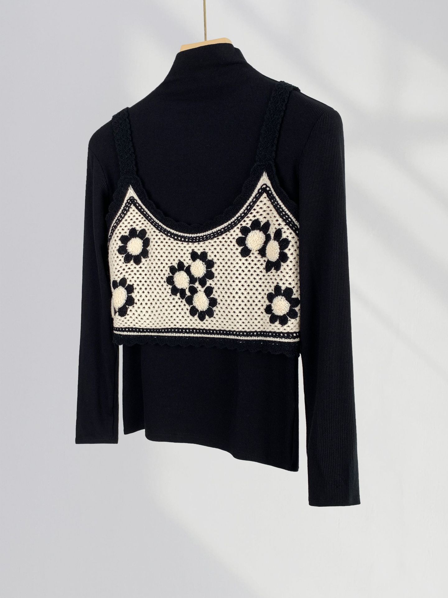 Picture of Woven vest women's summer outer wear embroidered flower design inner wear knitted sling sweet and spicy style embroidered small top