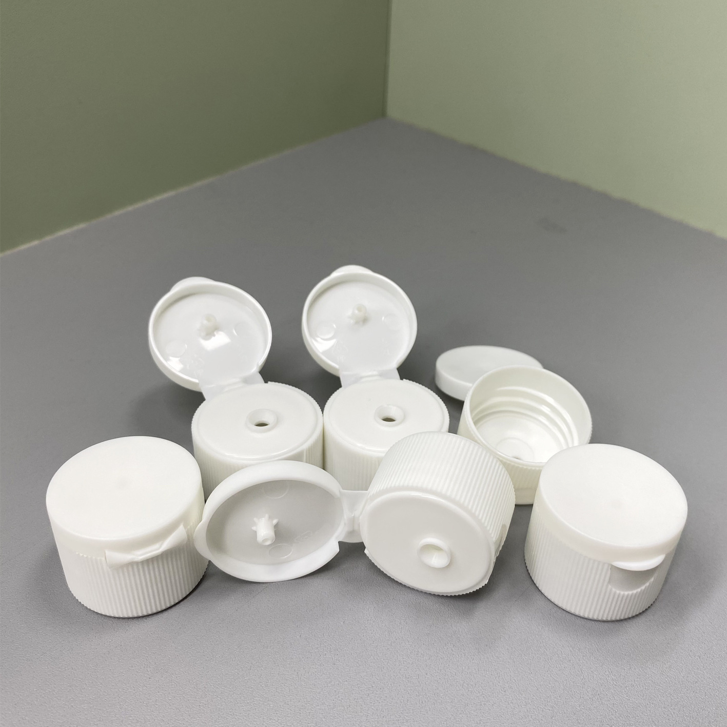 Picture of 18R20 Caliber 24 Teeth Separate Head Plastic Flip Cover Screw Cap Aluminum Cap Lotion Pump Oil Pump Spiral Pump Spray Head