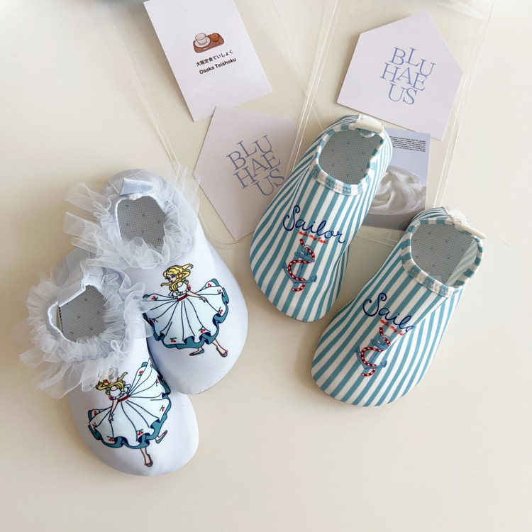 Boys and Girls Water Park Wading Diving Non-Slip Soft Bottom Snorkeling and River Tracing Shoes Kidsren's Beach Shoes and Socks for Swimming at the Beach