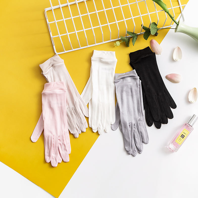 Picture of Tangge Mulberry Silk Knitted Silk Gloves Sunscreen Moisturizing Moisturizing White Sleeping Gloves for Women