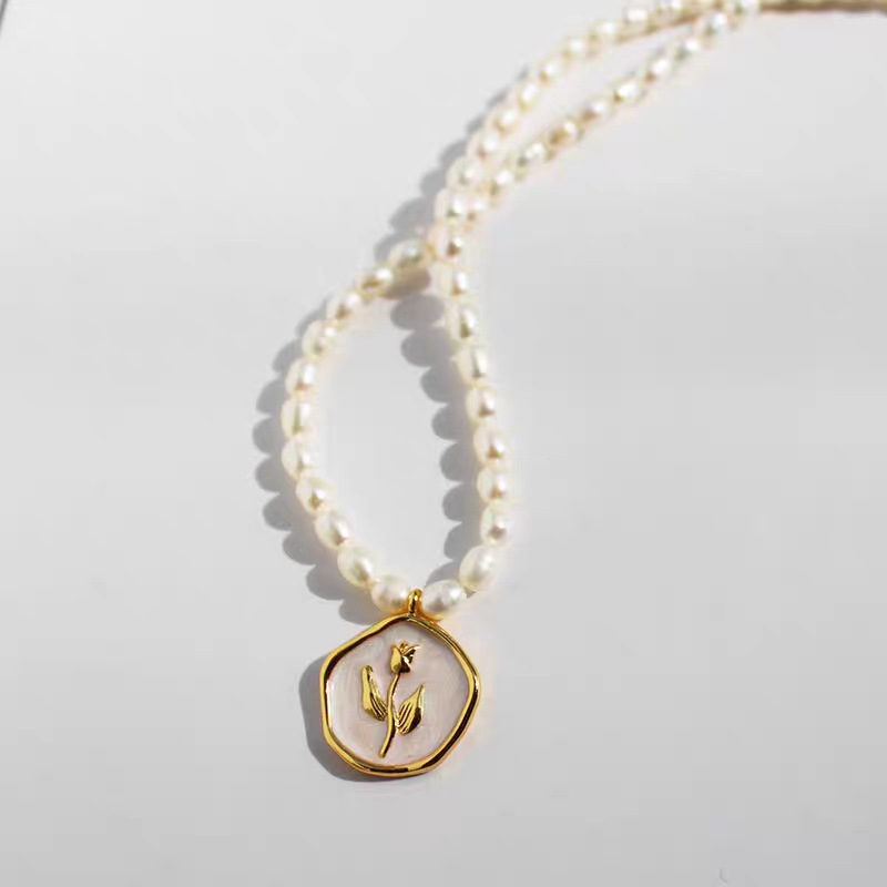 French Elegant Pearlescent White Enamel Retro Rose Gold Coin Pendant Freshwater Real Pearl Necklace Clavicle Chain for Women