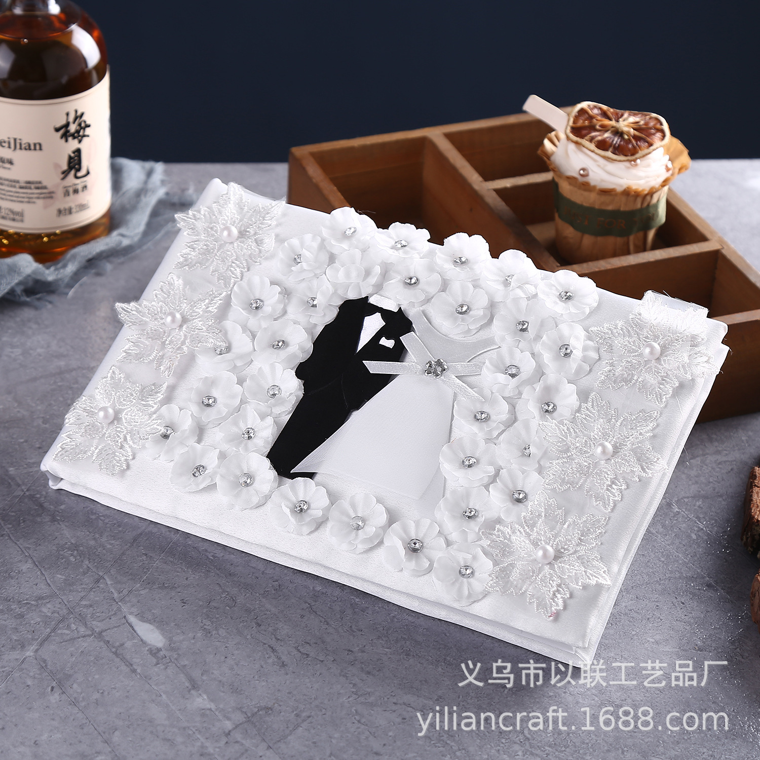 Western Wedding Supplies Romantic Rhinestone Pearl Lace Handmade Decoration Bride and Groom Wedding Sign-In White Book