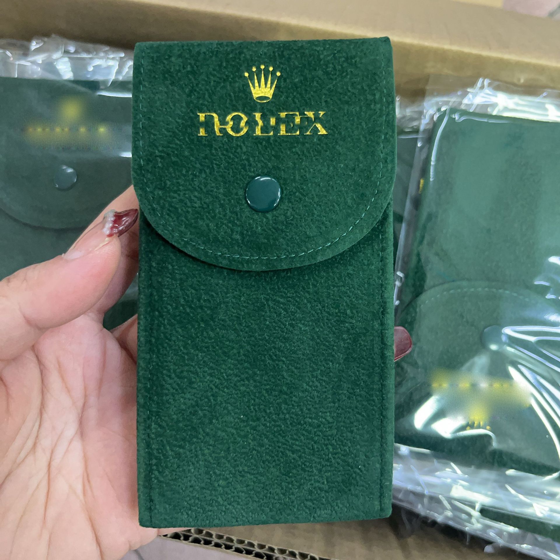 Customized High-Quality Green Beaded Velvet Storage Bag Belt Portable Watch Anti-Scratch Snap Button Watch Bag Crazy Grab