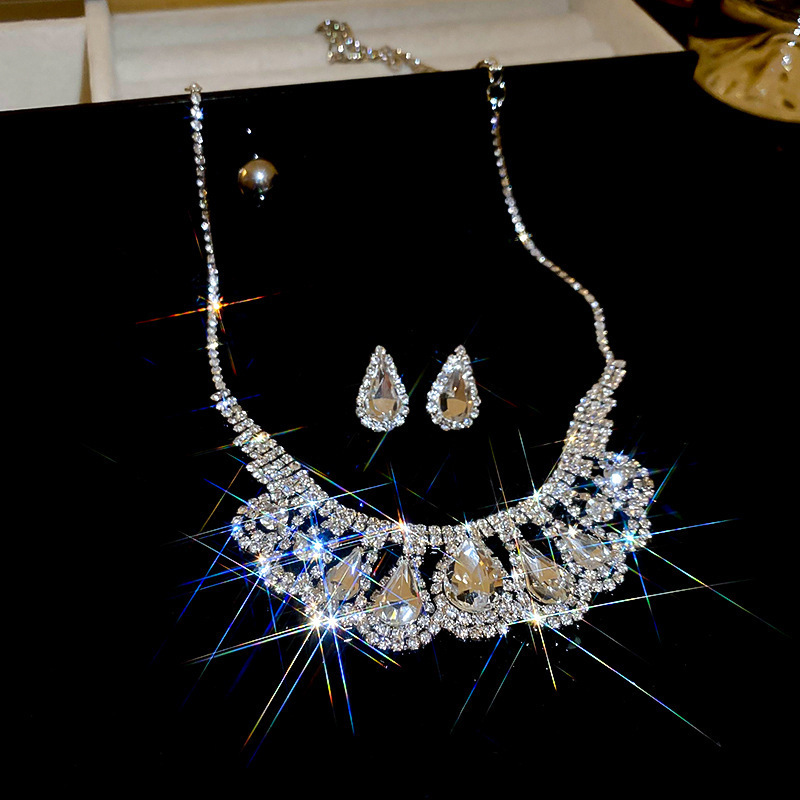 Picture of European and American light luxury high-end zircon jewelry suit necklace niche retro clavicle chain fashion Joker jewelry wholesale