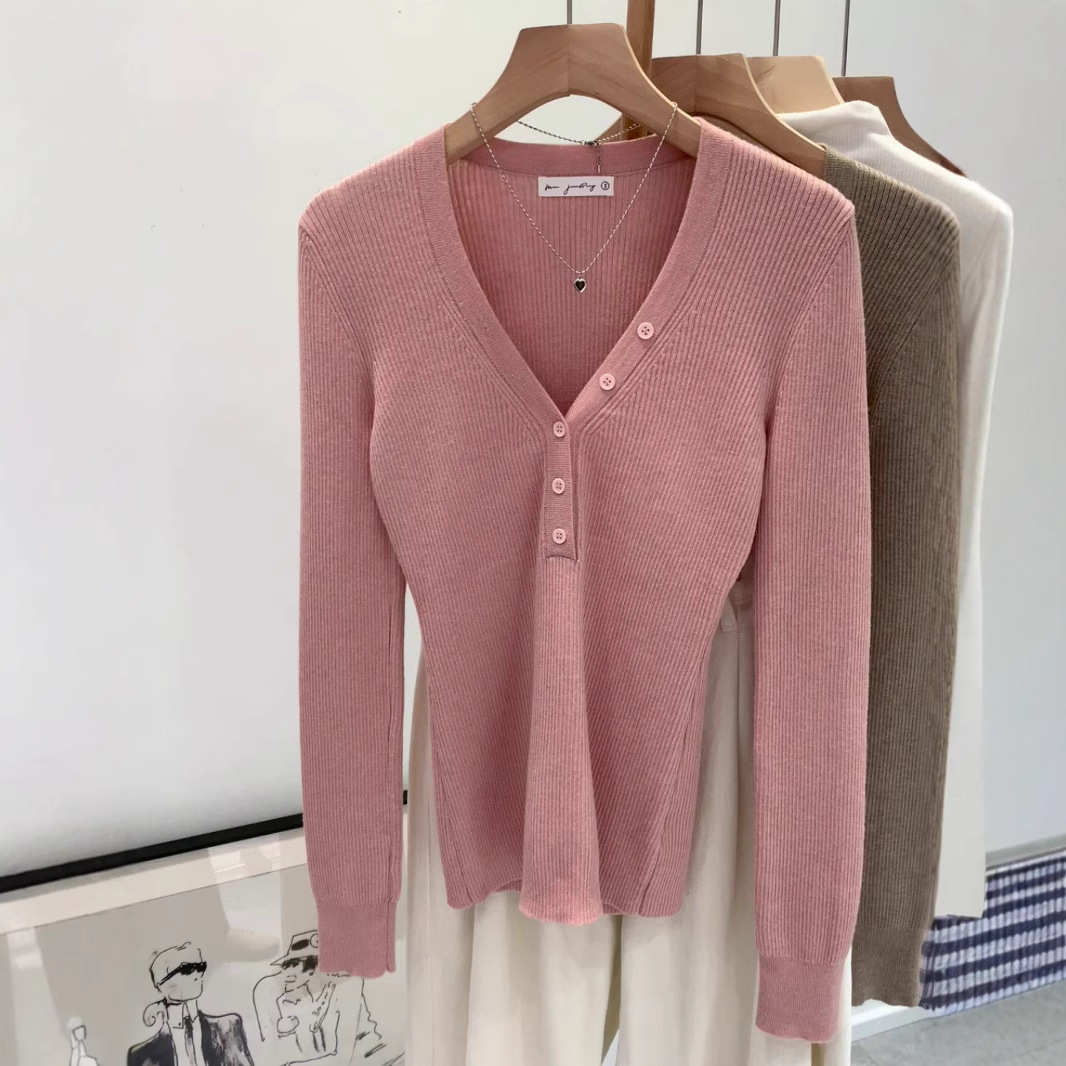 2024-style V-neck high-end slim-fit knitted bottoming shirt women's autumn and winter unique beautiful age-reducing design top