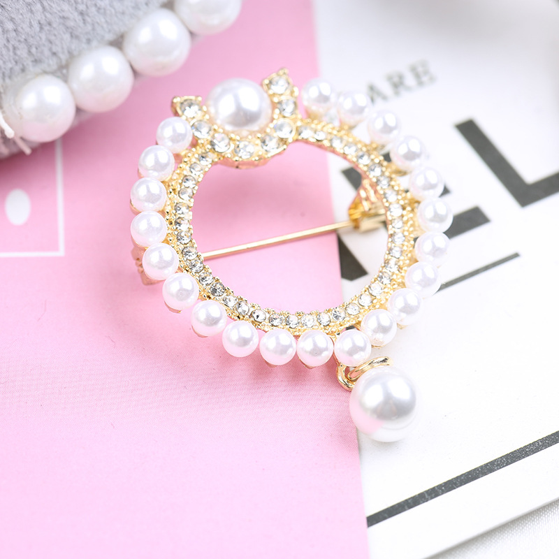 Picture of Artistic Simple Pearl Round Hollow Chest Pin Princess Style Women's Brooch