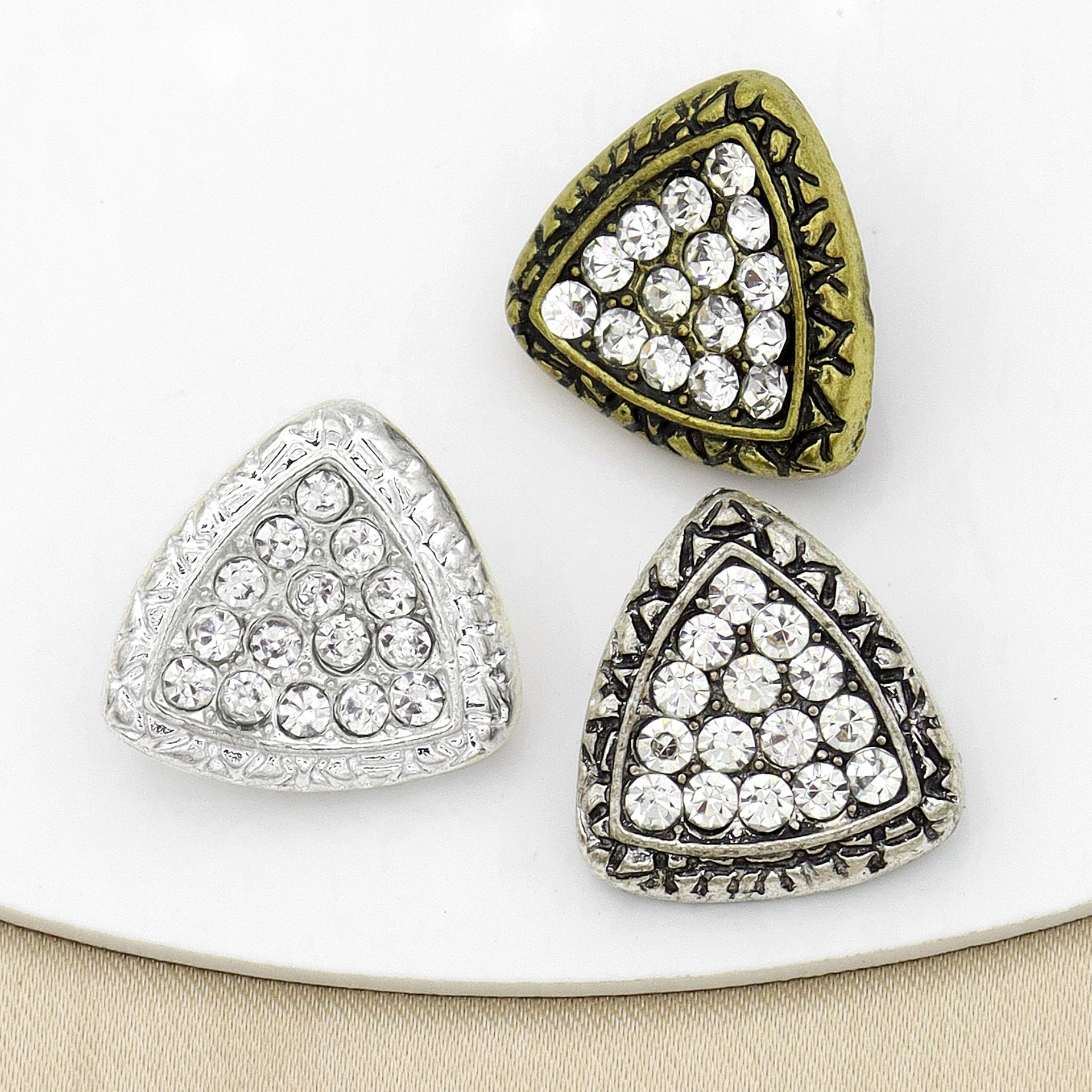 Irregular Triangle Metal Super Texture Hand Sewn Buckle Size Size Matching Shopkeeper recommend Women's Garment Accessories