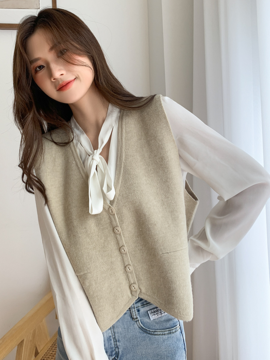 Knitted sleeveless sweater cardigan vest women's new vintage design sense loose v-neck vest lazy style top.