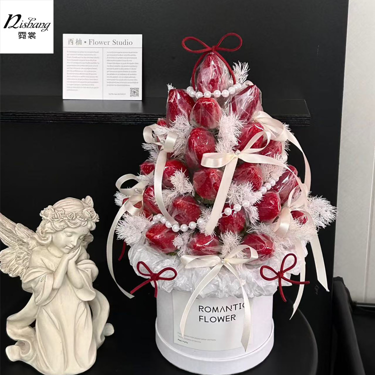Christmas gift strawberry tower bouquet holding bucket flower arrangement gift box Christmas Eve gift apple flower box flower packaging