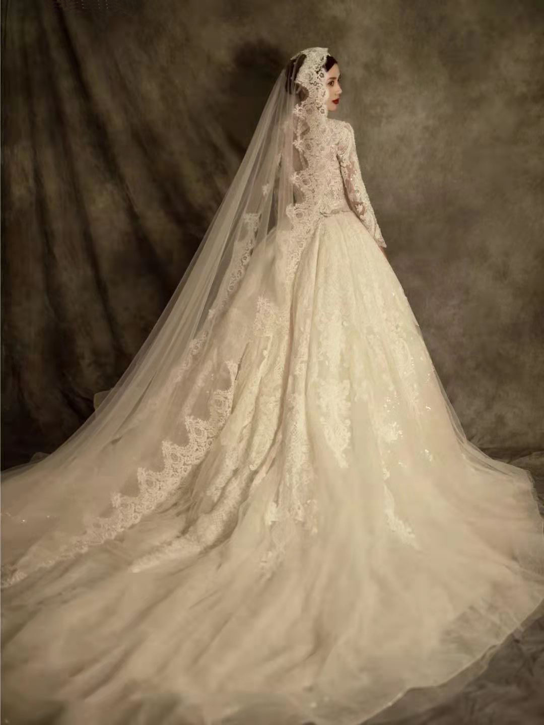 Picture of Freight 21 Wedding Dress European and American Craft Long Sleeve Middle Pearl Button-down Long Trailing Palace Photo Studio Wedding Performance