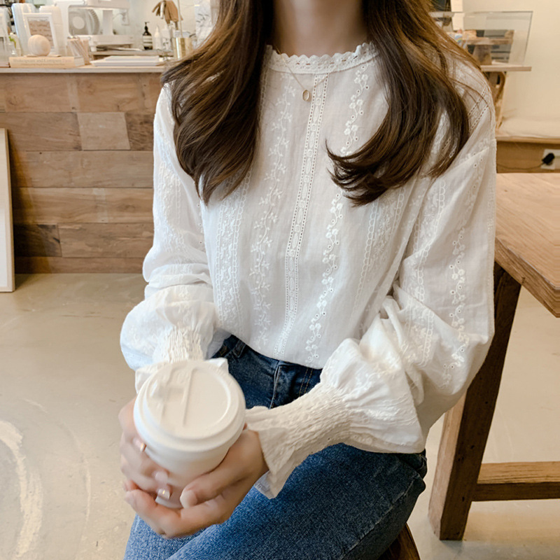 Lantern Sleeve Lace Bottoming Shirt for Women, Spring 2025 Korean Style Spliced ​​Round Neck Shirt, Long Style