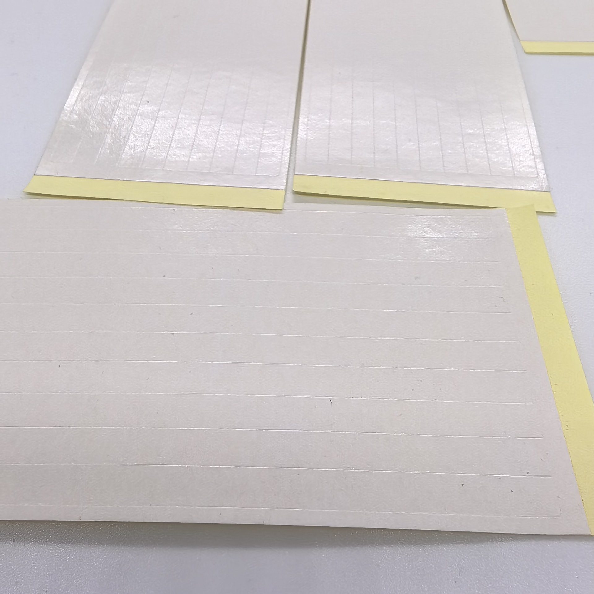 High viscosity can be torn by hand with one side of yellow and one side of white stripes double-sided adhesive transparent ten pieces of a stripe piece of double-sided adhesive