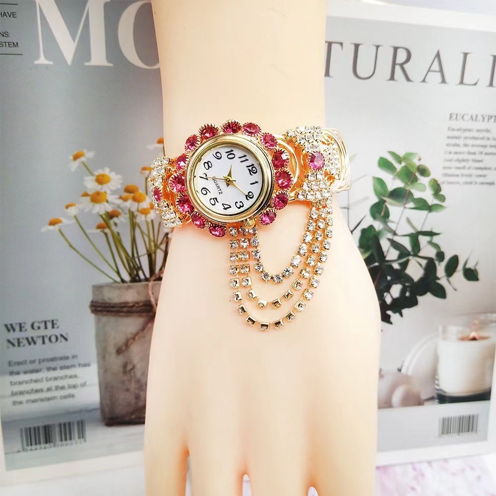 Picture of TikTok New Korean Style Women's Diamond Elegant Quartz Watch Fashion Alloy Bracelet Watch Women's in stock Wholesale