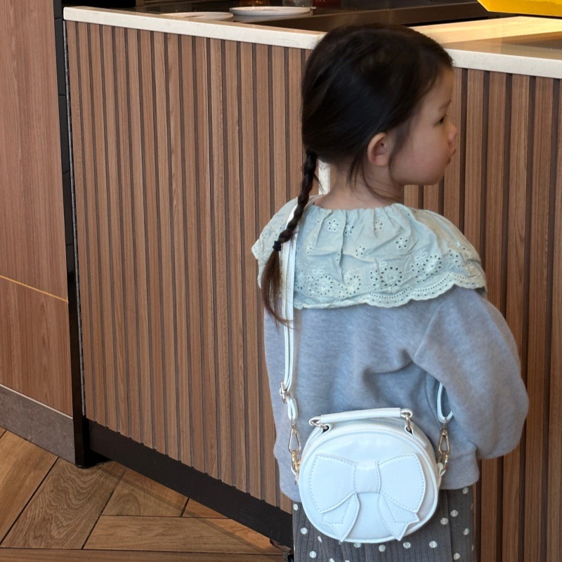 Picture of 2024 Winter New Style Small Bag Women's Cute Fashion Women's Bag Casual Fresh Style Student Children's Shoulder Crossbody Bag