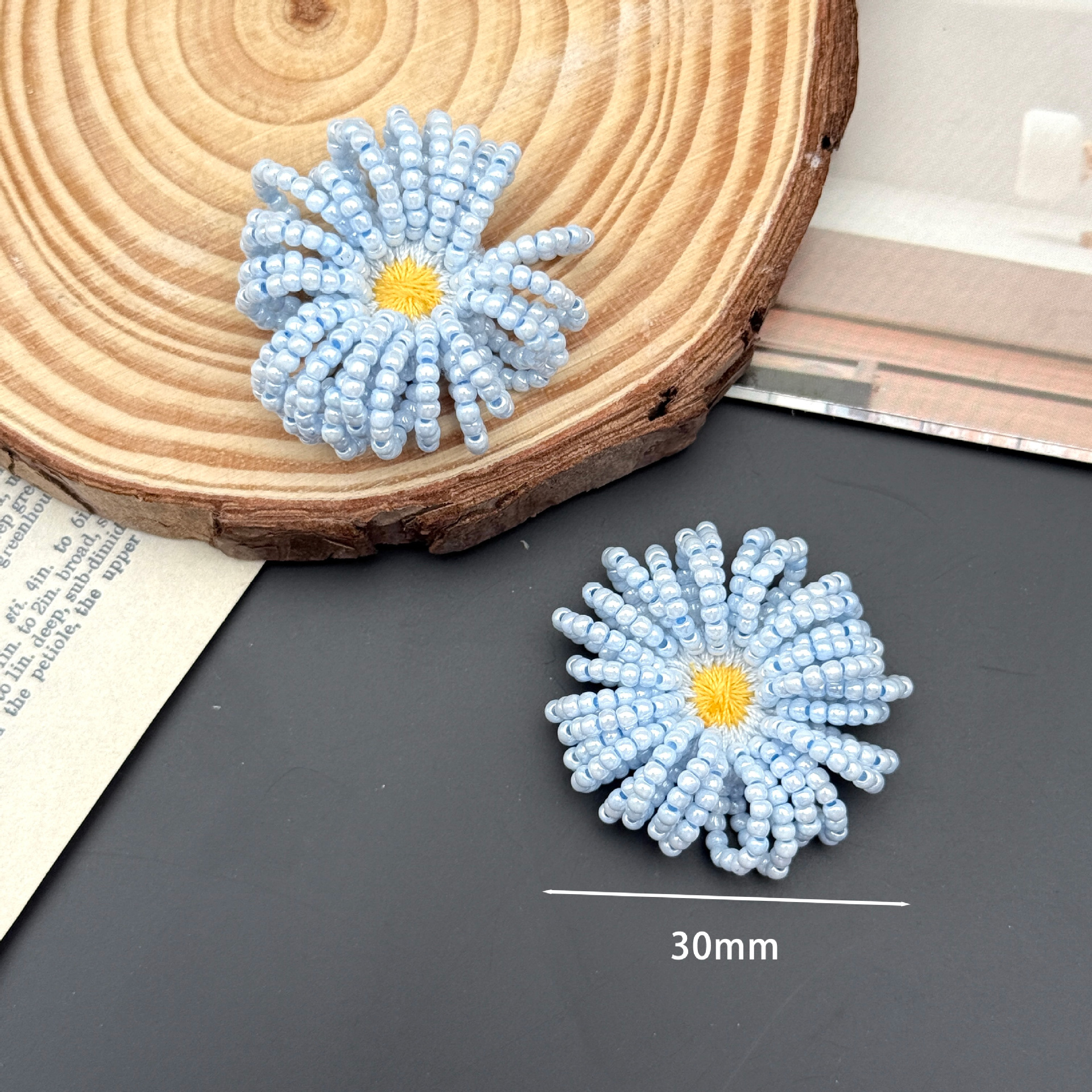 New three-dimensional daisy puff hole shoe bag decoration mobile phone case handmade DIY accessories woven pendant with