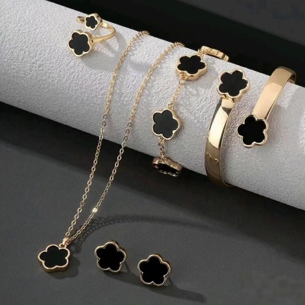 Cross-Border Hot Selling Five-Leaf Clover Jewelry Set for Women, Simple Oil Dripping Lucky Flower Necklace, Versatile Hand Jewelry Earrings, 5-Piece Set