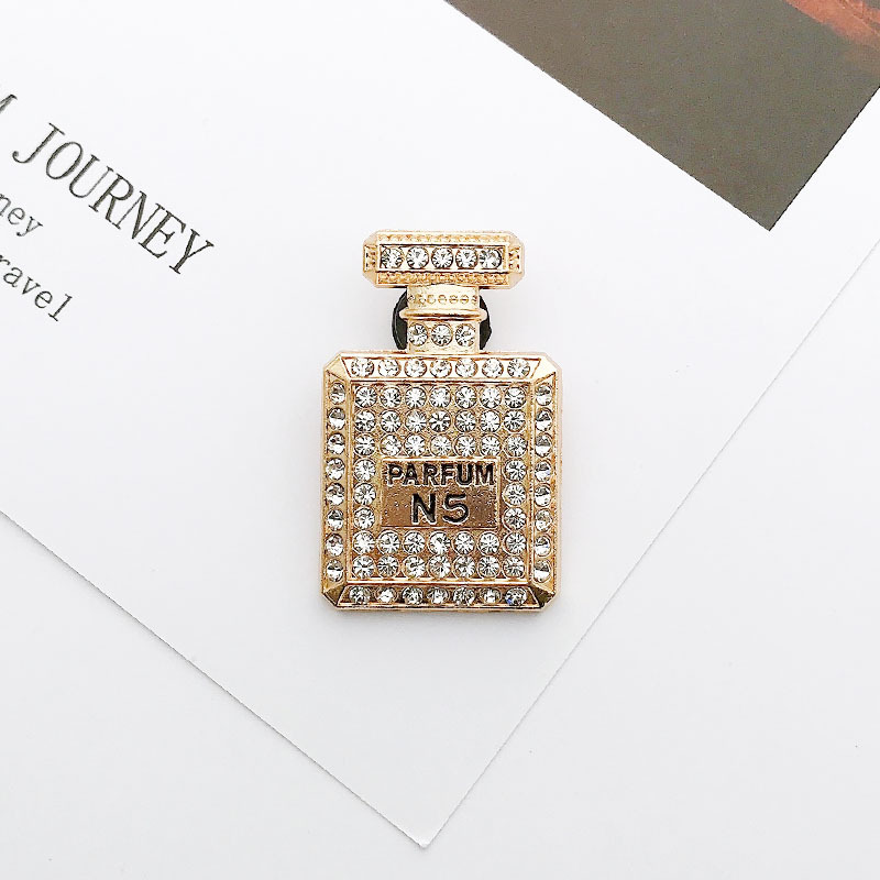 Picture of 2022 Yi Lian New Cave Shoes Accessories Bear Rhinestone Shoe Buckle Accessories Pearl Hanging Chain Slippers I-Buckle
