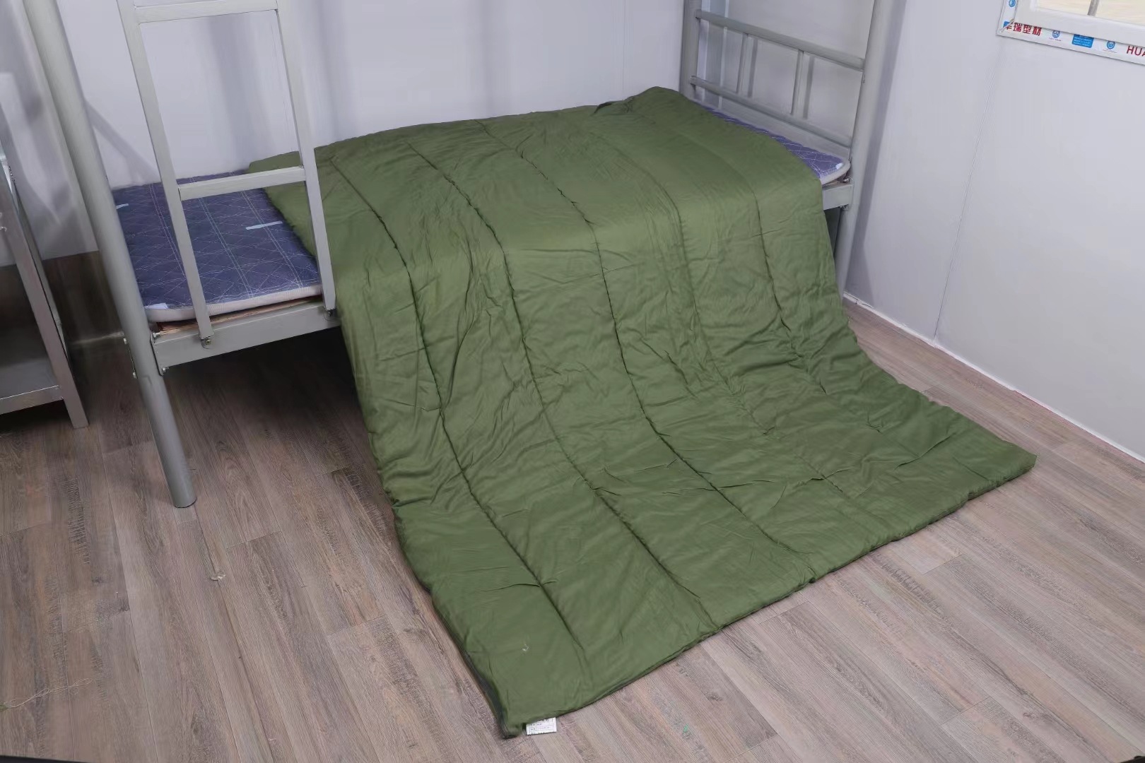 Picture of Factory wholesale military green cotton bedding quilt student military training dormitory labor protection quilt cotton quilt mattress set